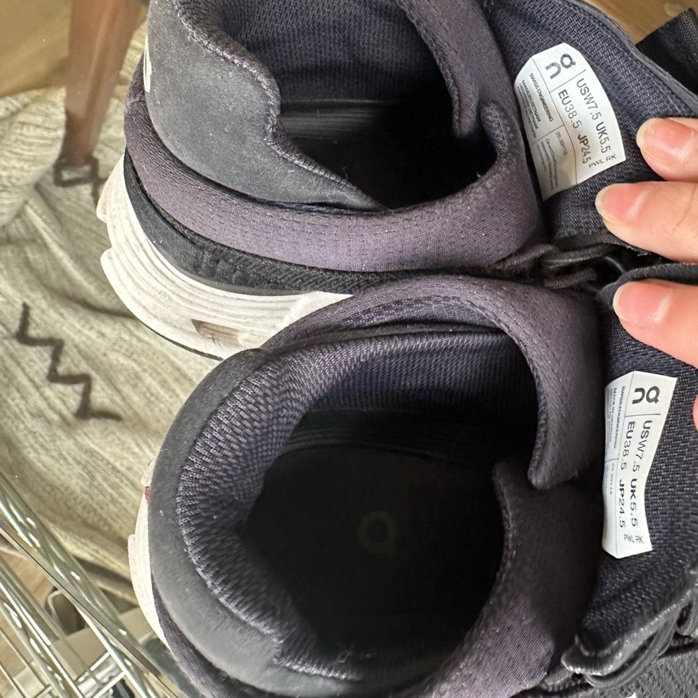 On Cloud 2 sneaker running shoes